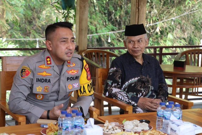 
					Kapolres Majalengka Silaturahmi dengan Tokoh Agama dan Masyarakat Desa Jatipamor untuk Jaga Kondusifitas Jelang Pilkada 2024
