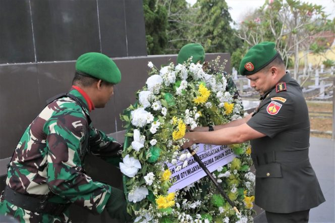 
					HUT ke-63 Korem 071/Wijayakusuma : Danrem Pimpin Ziarah Rombongan di TMP Tanjungnirwana.