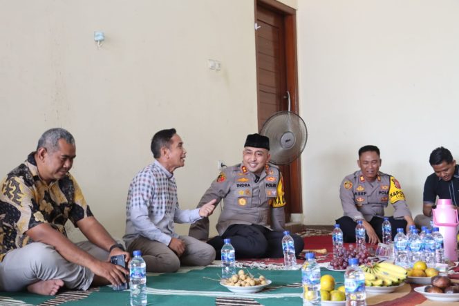 
					Kapolres Majalengka Silaturahmi dengan Tokoh Masyarakat Desa Bantarwaru dalam Rangka Cooling System
