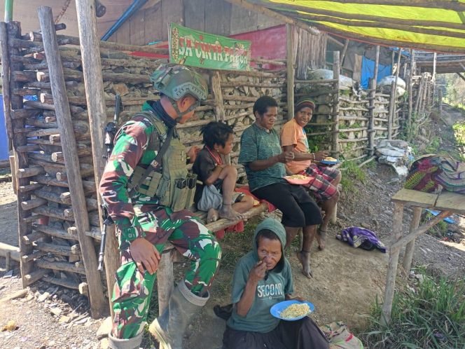
					Jumat Berkah Satgas Yonif 323 TK Pintu Jawa Berikan Makan Siang Kepada Masyarakat
