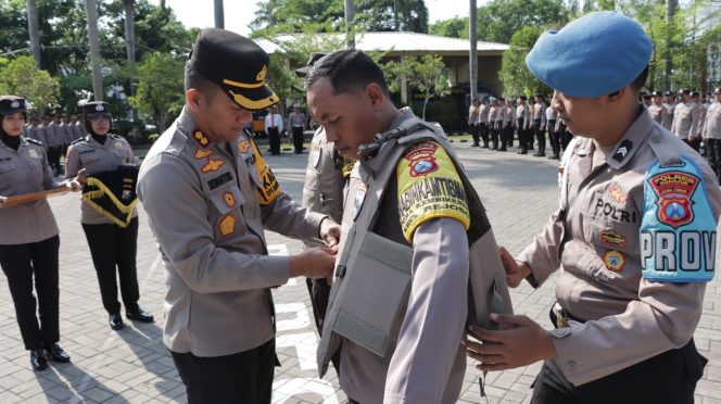 
					Kapolres Nganjuk Bagikan Body Protector Kepada Anggota Bhabinkamtibmas
