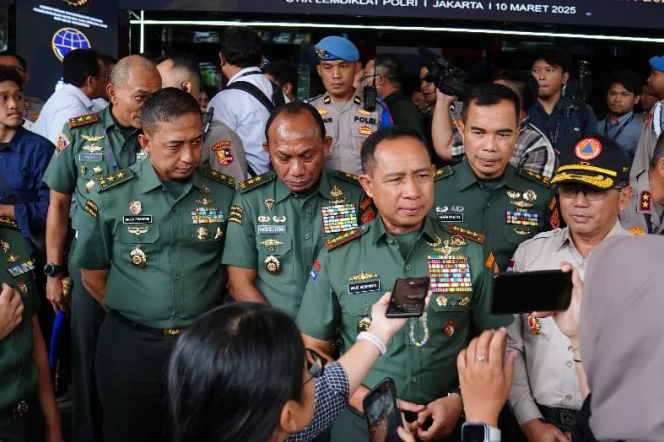 
					Sengkarut Mutasi Jenderal TNI: Politik atau Kebutuhan Organisasi ?